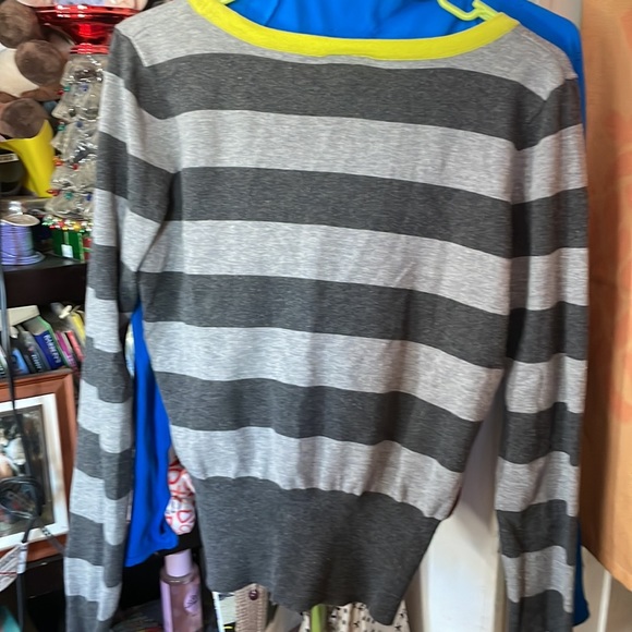 Euc grey striped sweater from Rue21. Size large - Picture 3 of 3
